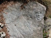 Scultura su un sasso
lungo il sentiero nel
vallone di Vercoche
(10253 bytes)